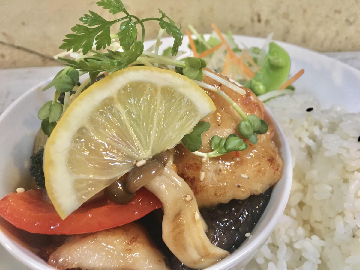 チキンと野菜のスィートチリマヨ炒めのプレート