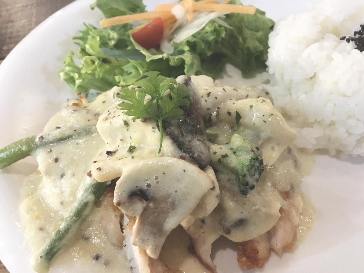 チキンのソテー　きのこクリームソースのプレート
