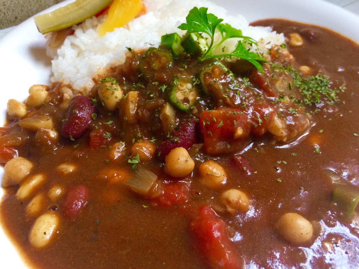 トマトとオクラと豆のカレー
