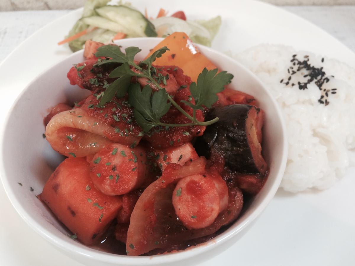 ソーセージと野菜のラタトゥイユのプレート