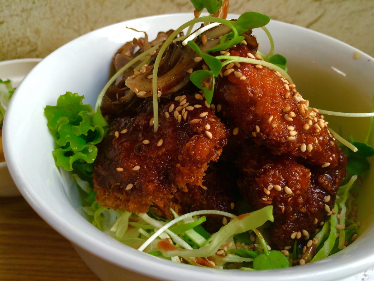 鶏もも肉と野菜のソースカツ丼