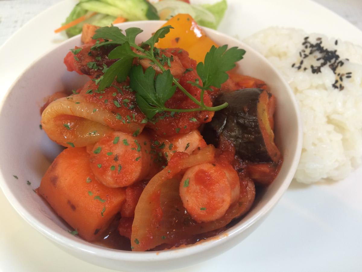 ソーセージと野菜のラタトゥイユのプレート