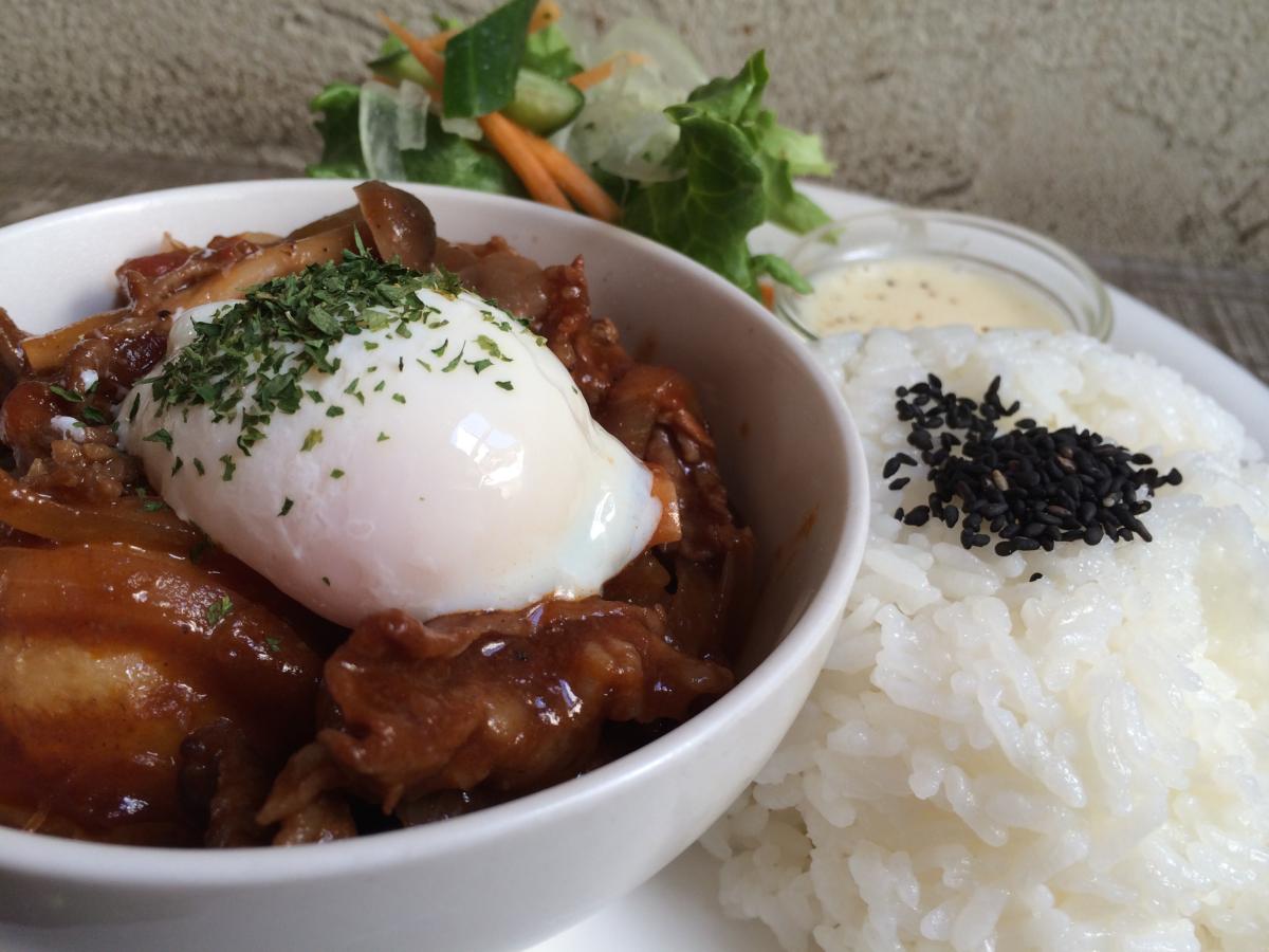 キノコと温玉のハッシュドポークのプレート