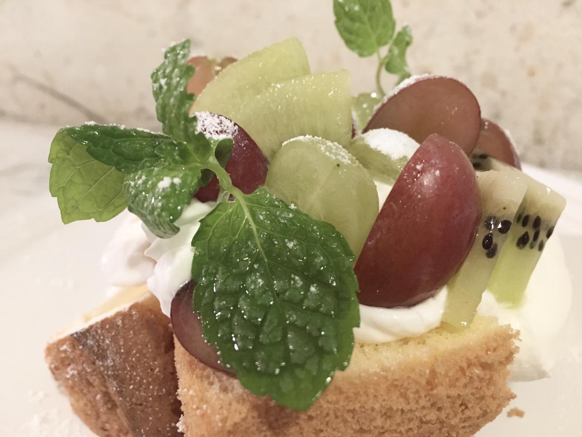 季節のフルーツのシフォンケーキ