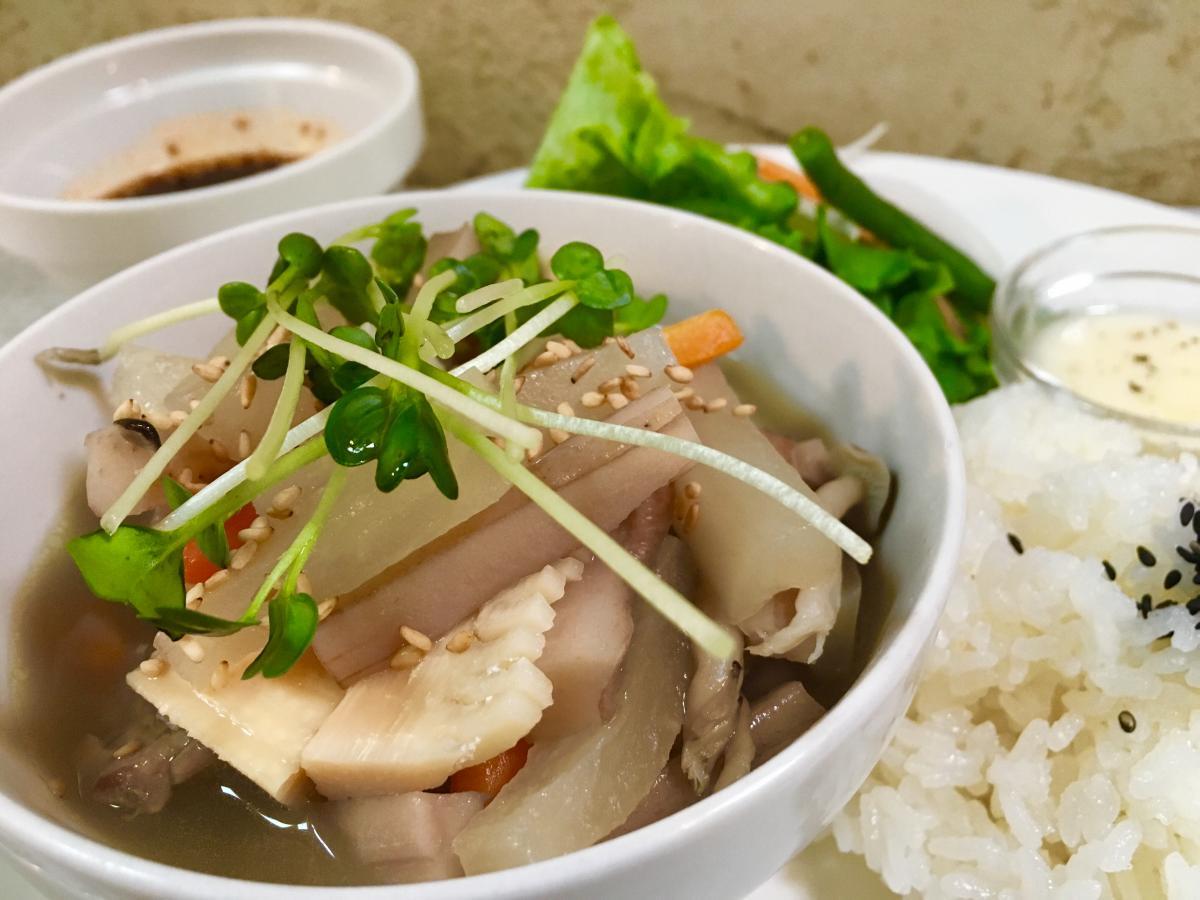 鶏もも肉と根菜のあっさりスープ煮のプレート