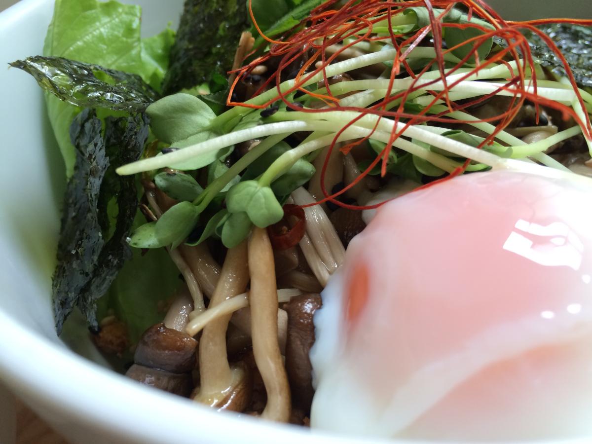 ピリ辛鶏そぼろとキノコの温玉丼