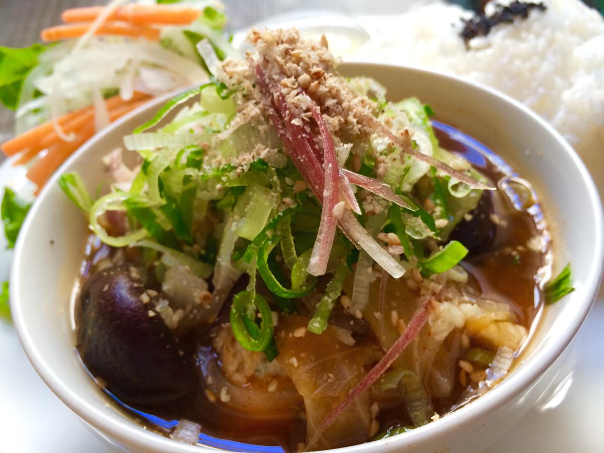 鶏つくねとゴマの鍋風スープのプレート