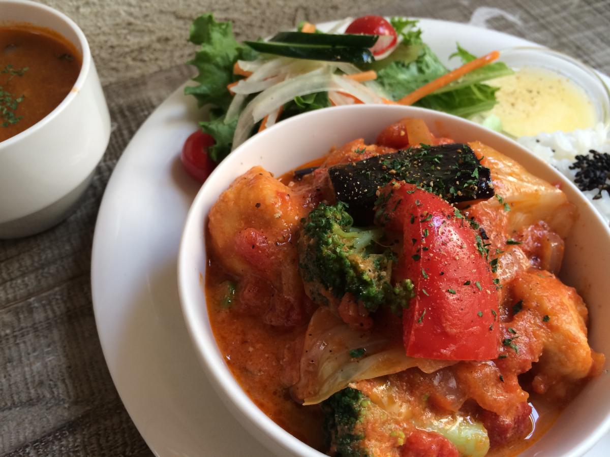 チキンと野菜のトマトクリーム煮のプレート