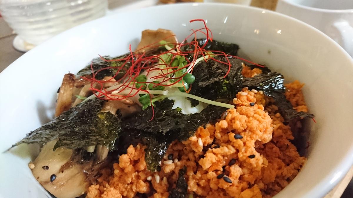  ピリ辛鶏そぼろとキノコの温玉丼 68 -1