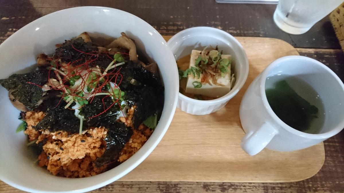  ピリ辛鶏そぼろとキノコの温玉丼 68 -2